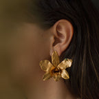 Aretes Topo Orquidea Dendrobium Esmeralda Sauco - Joyería Botánica | Liz de la Cruz