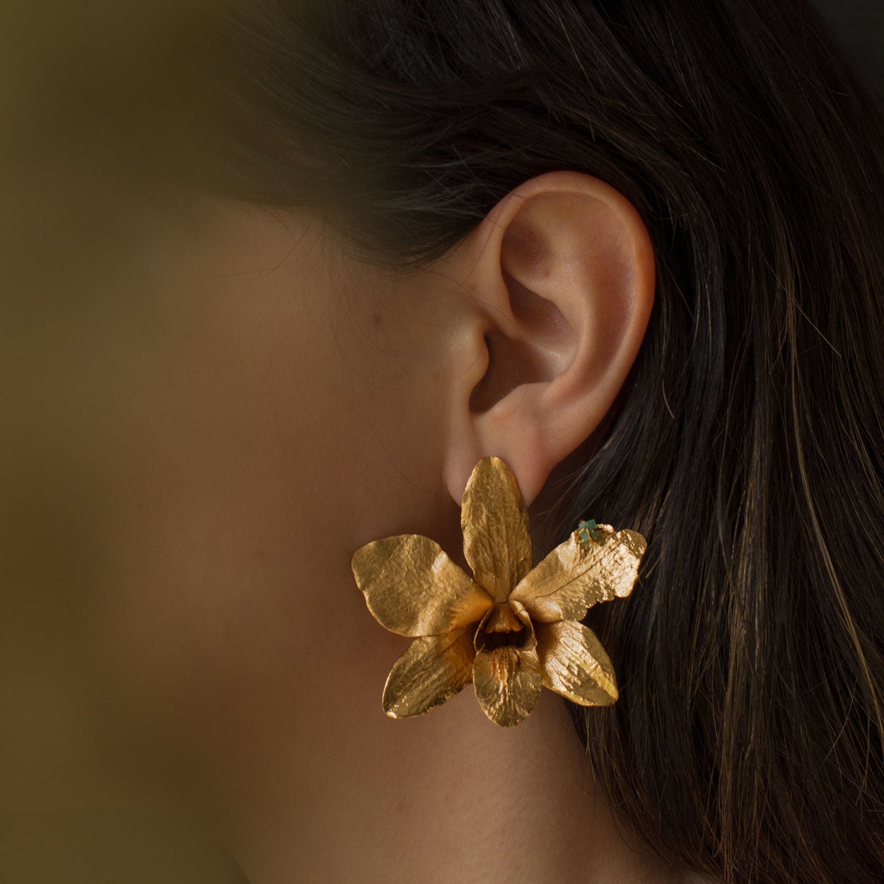 Aretes Topo Orquidea Dendrobium Esmeralda Sauco - Joyería Botánica | Liz de la Cruz