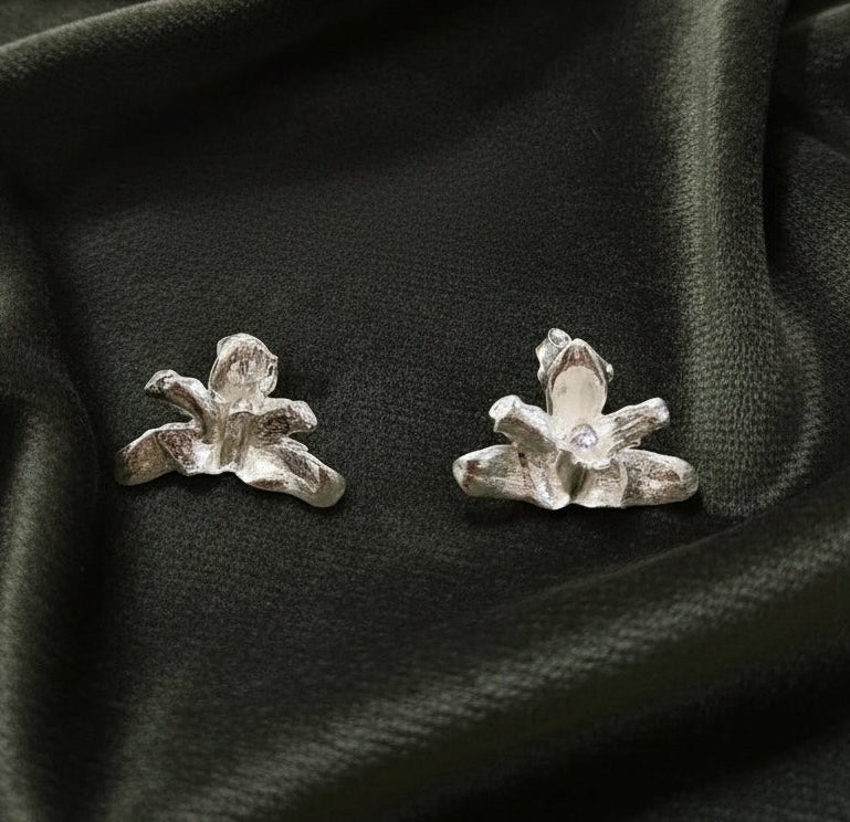 Aretes Topo Orquidea Maxilaria Plata Eco con Baño en Oro 24k - Joyería Botánica | Liz de la Cruz