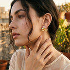 Aretes Topo Orquidea Maxilaria Plata Eco con Baño en Oro 24k - Joyería Botánica | Liz de la Cruz