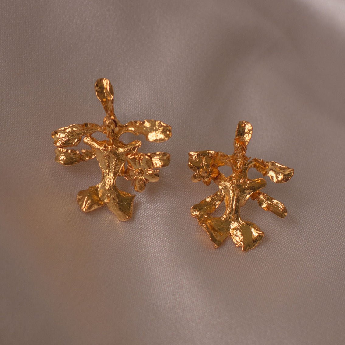 Aretes Topo Orquidea Oncidium - Joyería Botánica | Liz de la Cruz