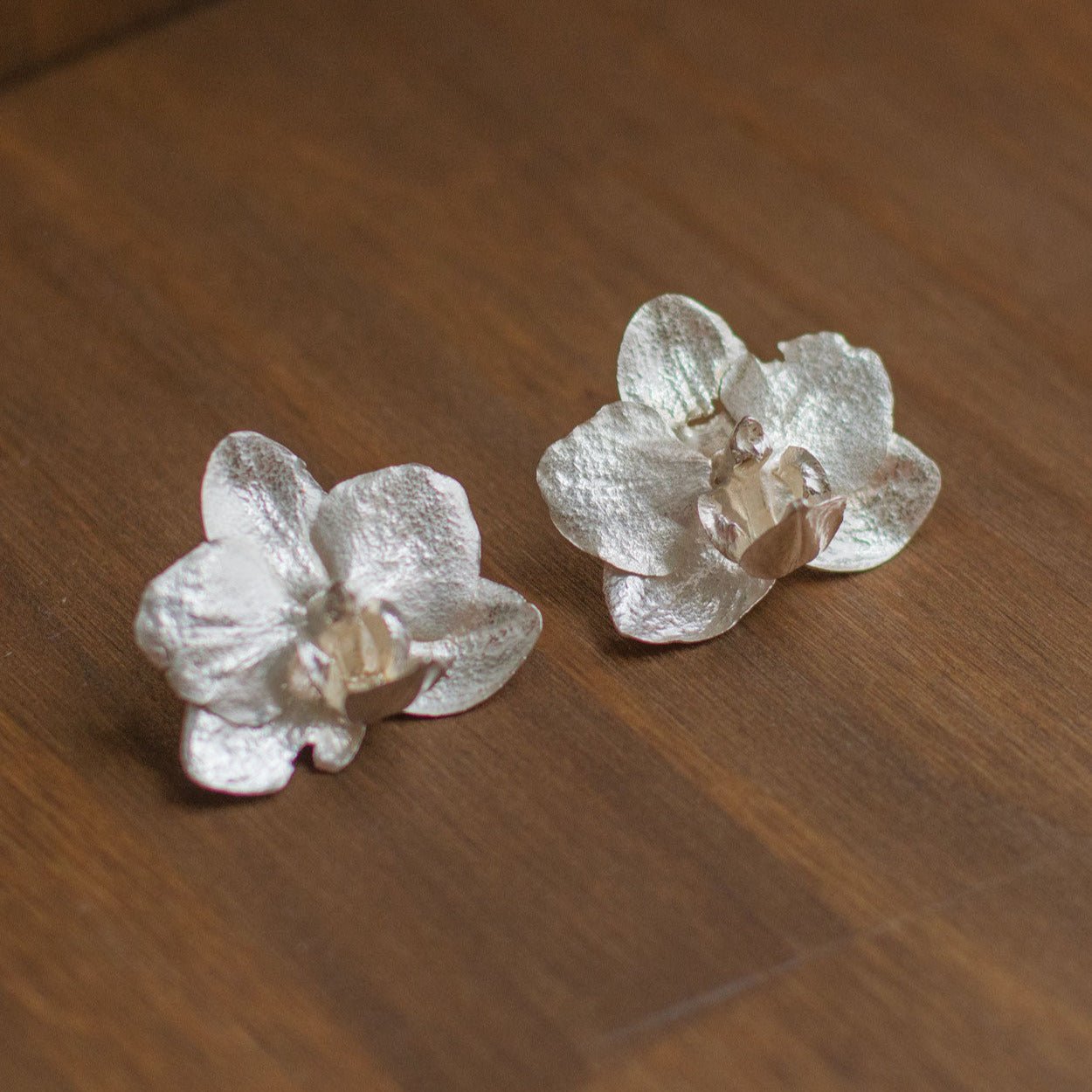 Aretes Topo Orquidea Phalaenopsis Baby Plata Eco - Joyería Botánica | Liz de la Cruz