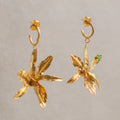 Aretes largos dorados con esmeralda y flor inmortalizada
