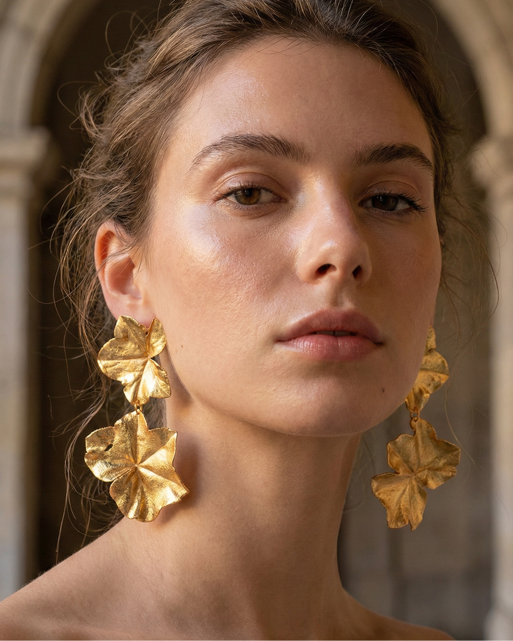 Aretes colgantes de hoja de hiedra real metalizada en bronce con baño de oro, joyería artesanal de diseño botánico.
