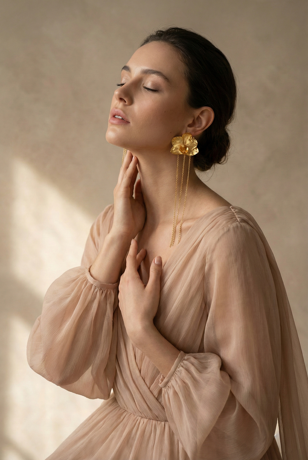 Detalle de aretes con movimiento: flor natural preservada y cadena dorada, accesorio elegante para noche o eventos.