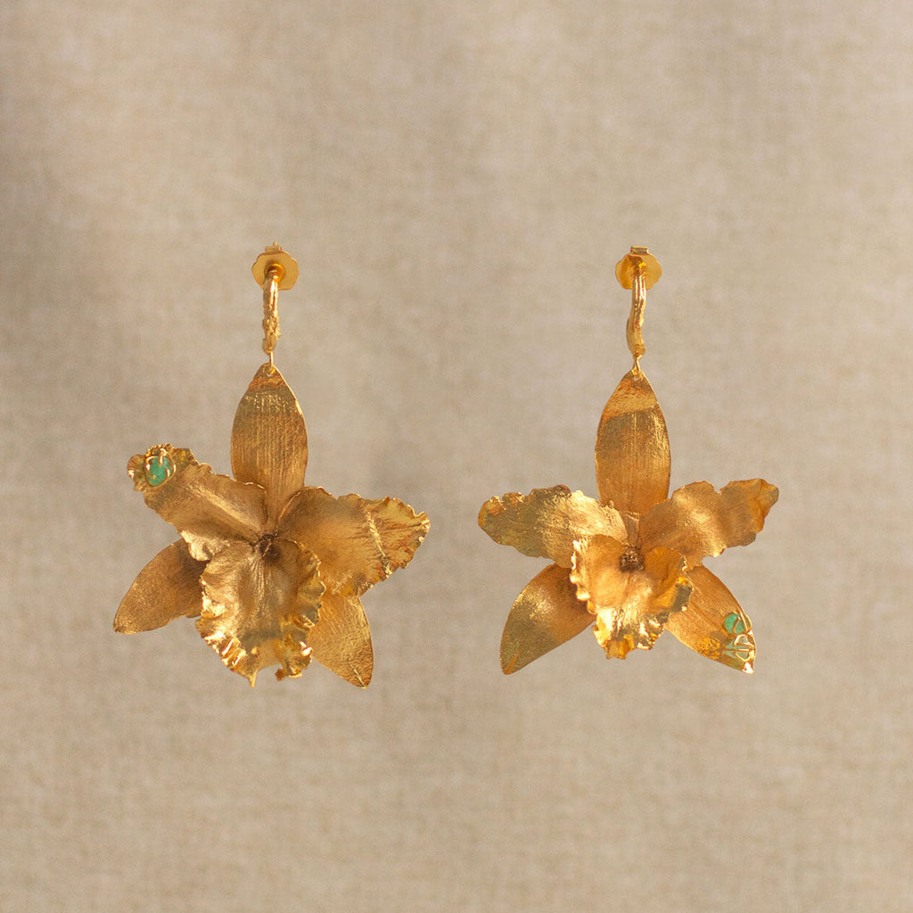 Aretes artesanales con orquidea cattleya real y esmeralda