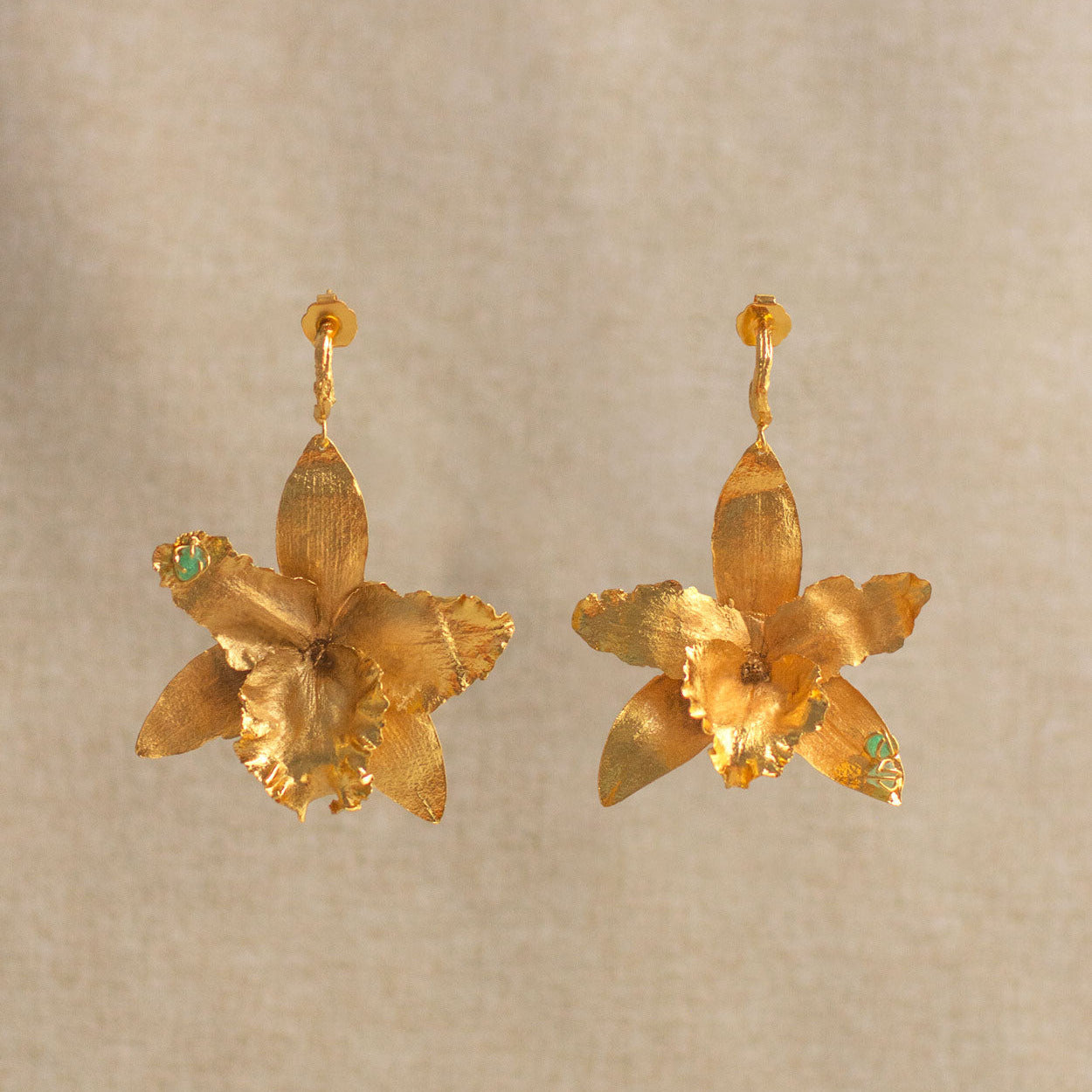 Aretes artesanales con orquidea cattleya real y esmeralda