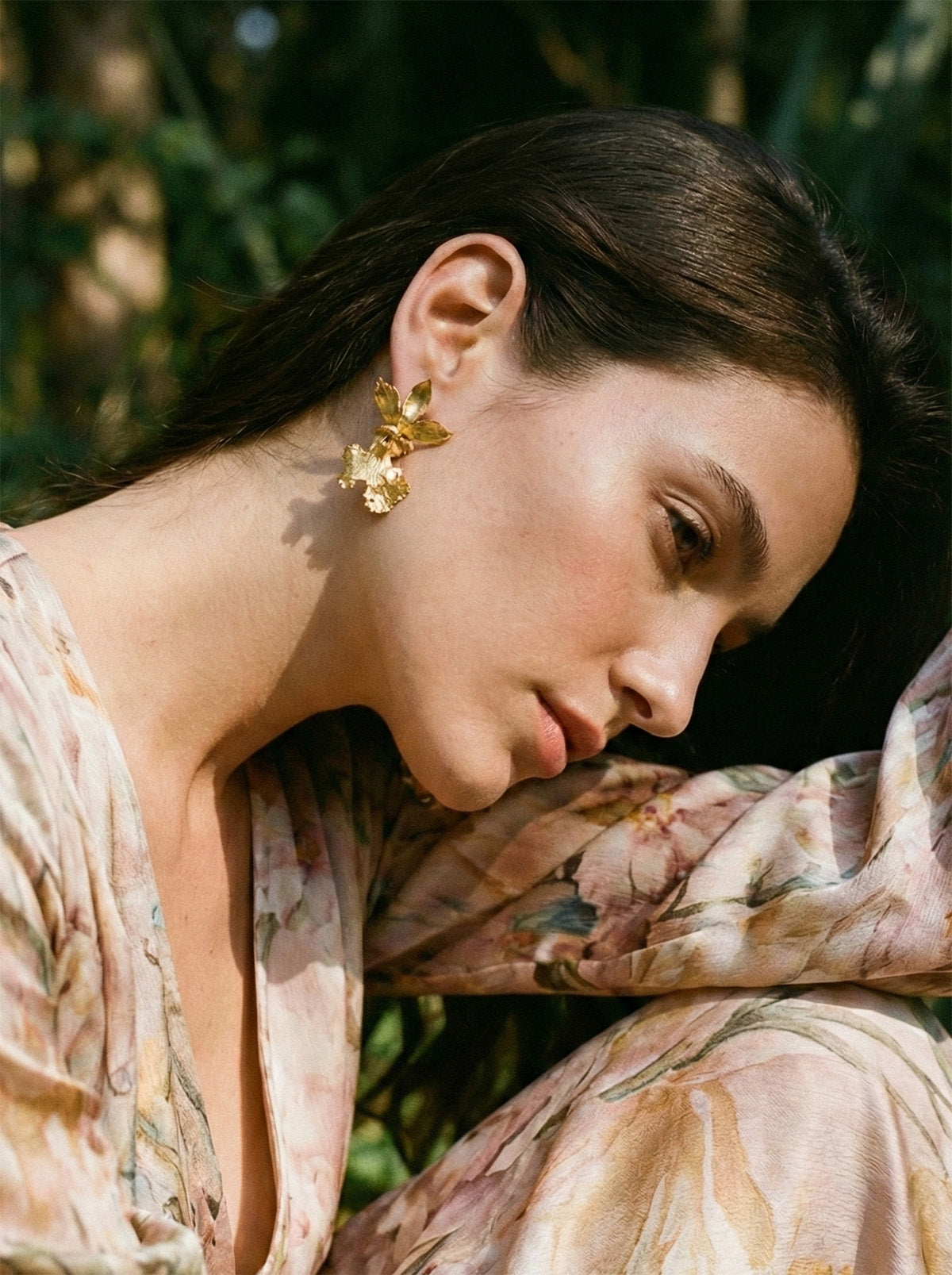 Joyería de orquídeas colombianas: aretes de Caucaea real metalizada en bronce con baño de oro, hechos a mano.