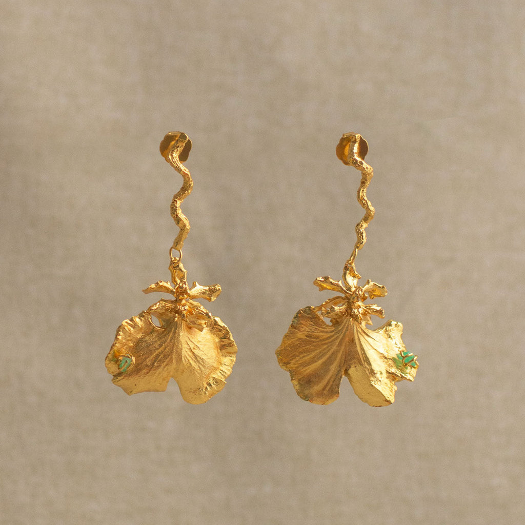Aretes largos con orquídea colombiana y detalles en esmeralda