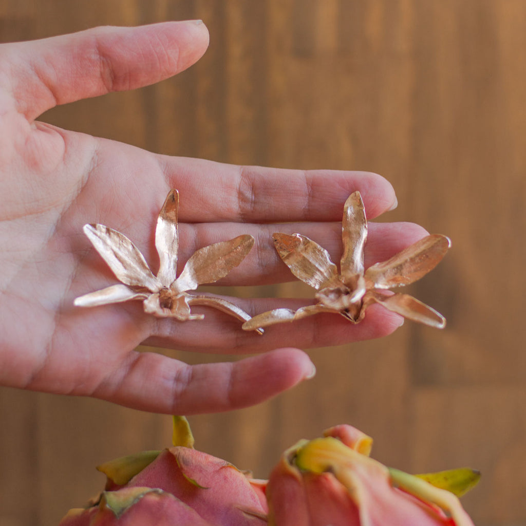 Aretes de orquidea lluvia de cereza inmortalizados en bronce bañado en oro rosa
