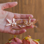 Aretes de orquidea lluvia de cereza inmortalizados en bronce bañado en oro rosa
