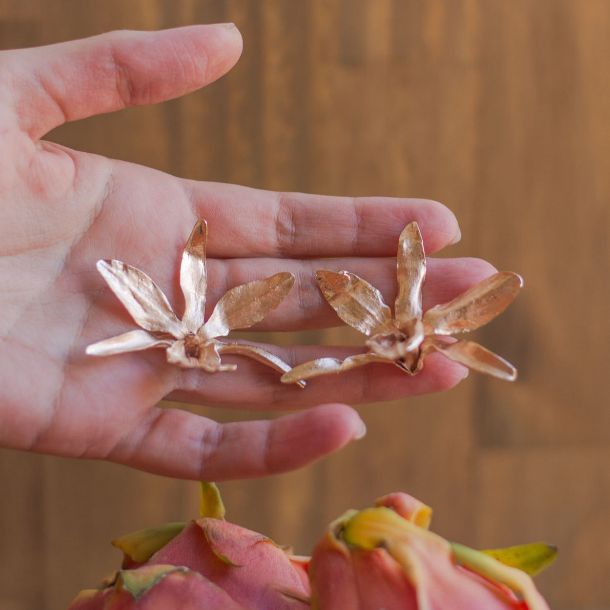 Aretes de orquidea lluvia de cereza inmortalizados en bronce bañado en oro rosa
