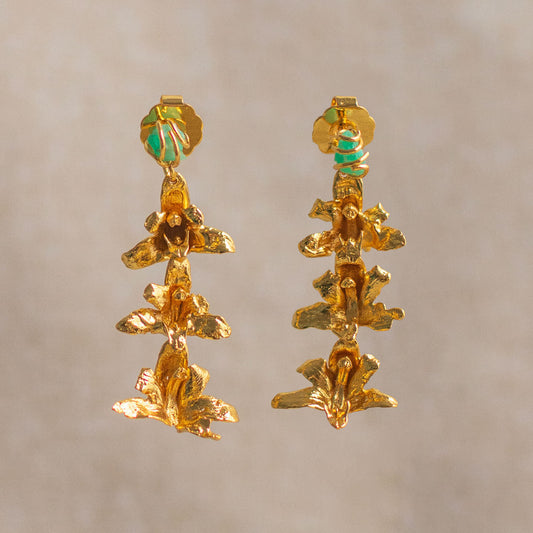 Aretes colgantes con tres orquídeas Maxilaria bañadas en oro y detalle de esmeralda