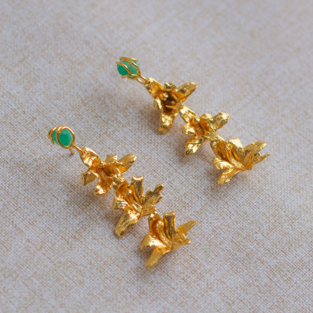 Pendientes artesanales con flores naturales de orquídea Maxilaria en bronce dorado con esmeraldas