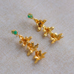 Pendientes artesanales con flores naturales de orquídea Maxilaria en bronce dorado con esmeraldas