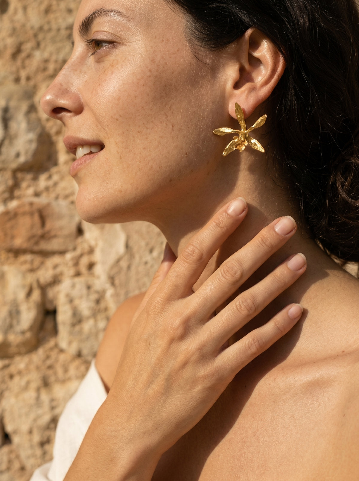 Aretes topo orquídea Encyclia oncidioides oro 24k, pétalos estrellados naturales en metal, hechos a mano en Bogotá

