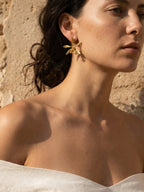 Par de aretes botánicos dorados con orquídea Encyclia oncidioides inmortalizada completa, fundición orgánica, Liz de la Cruz
