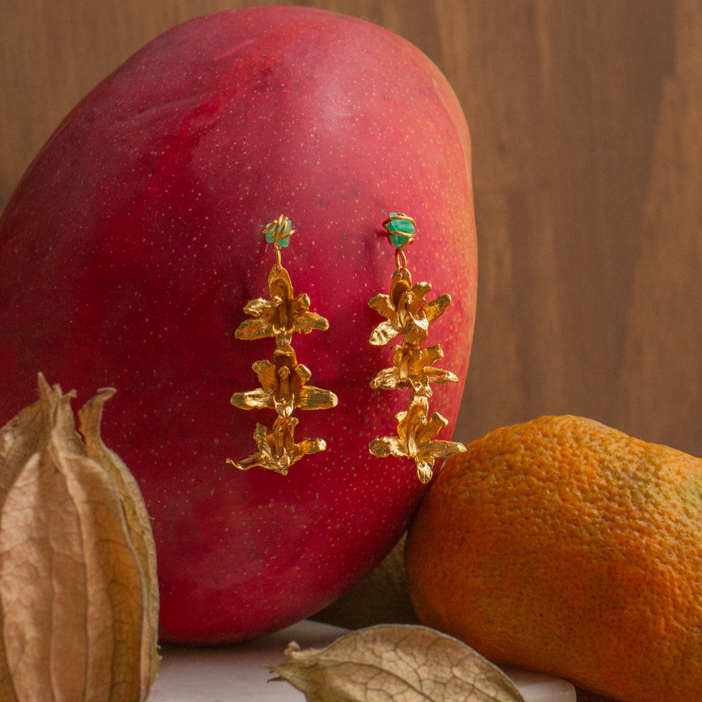 Aretes largos con orquídea Maxilaria y esmeraldas colombianas en oro 24k
