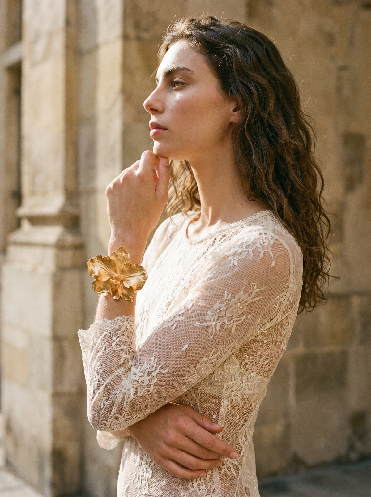 Modelo usando brazalete botánico statement con orquídea Vanda Maxi transformada en metal sin moldes, oro 24k, Liz de la Cruz Bogotá
