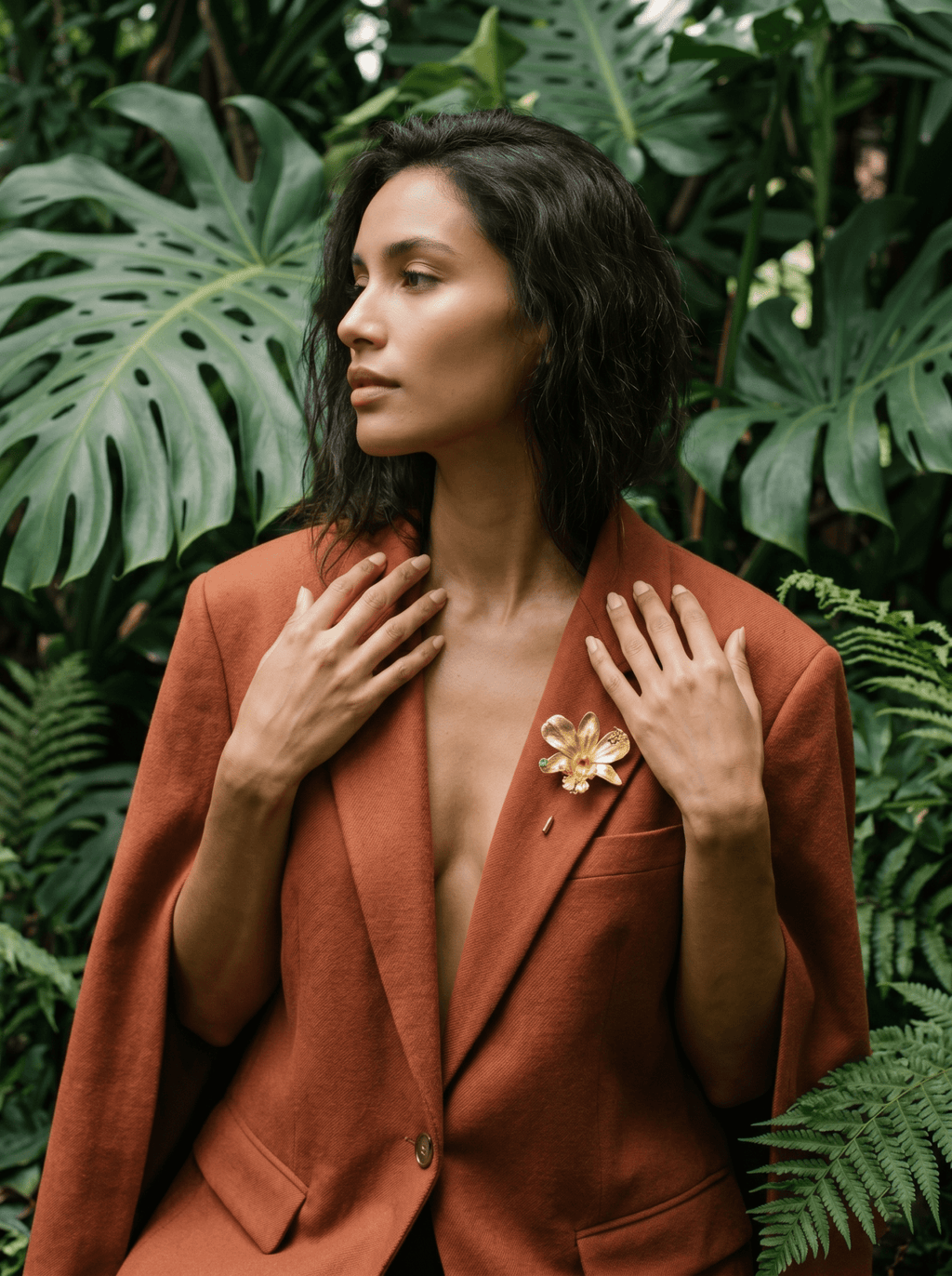 Broche Orquidea Dendrobium Sauco Esmeralda - Joyería Botánica | Liz de la Cruz