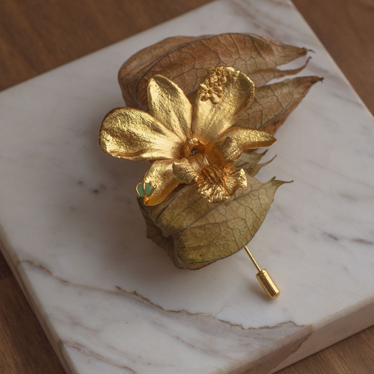 Broche Orquidea Dendrobium Sauco Esmeralda - Joyería Botánica | Liz de la Cruz