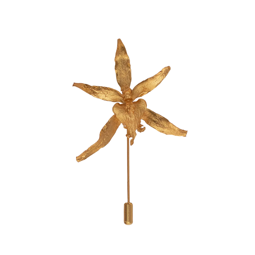 Prendedor de orquídea real metalizada en bronce con baño de oro, joyería artesanal colombiana de diseño botánico.