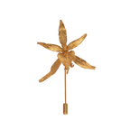 Prendedor de orquídea real metalizada en bronce con baño de oro, joyería artesanal colombiana de diseño botánico.
