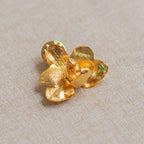 Prendendor artesanal bañado en oro con flor inmortalizada