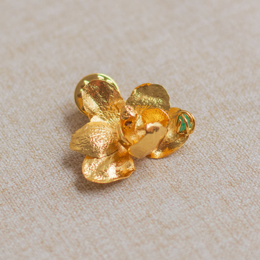 Prendendor artesanal bañado en oro con flor inmortalizada
