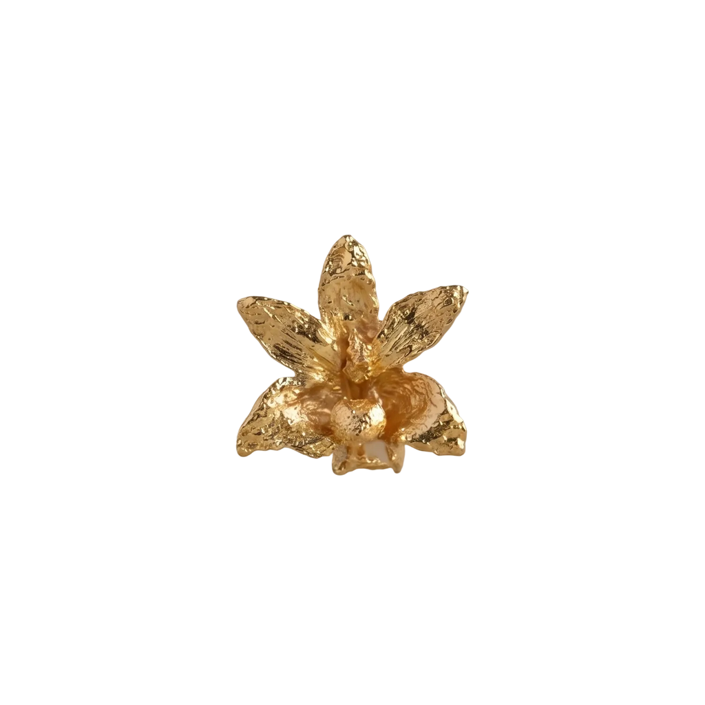 Broche pin orquídea Maxilaria oro 24k, flor natural transformada en metal, hecho a mano en Bogotá

