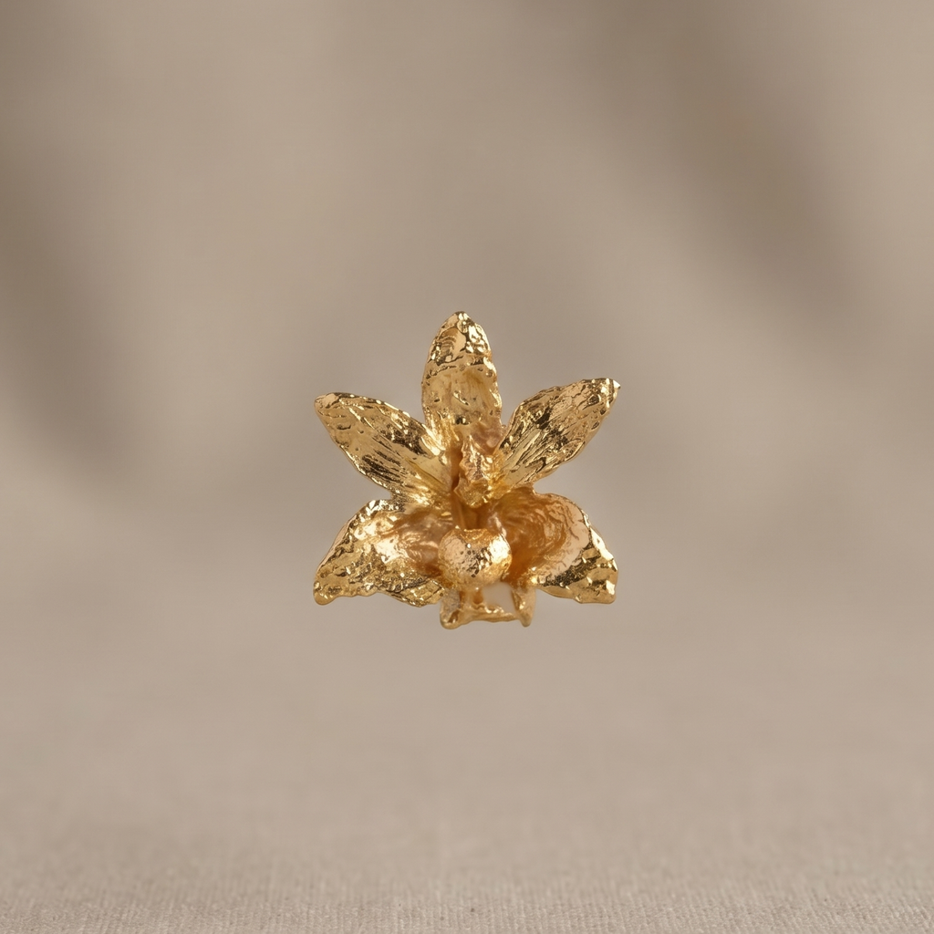 Broche pin orquídea Maxilaria oro 24k, flor natural transformada en metal, hecho a mano en Bogotá

