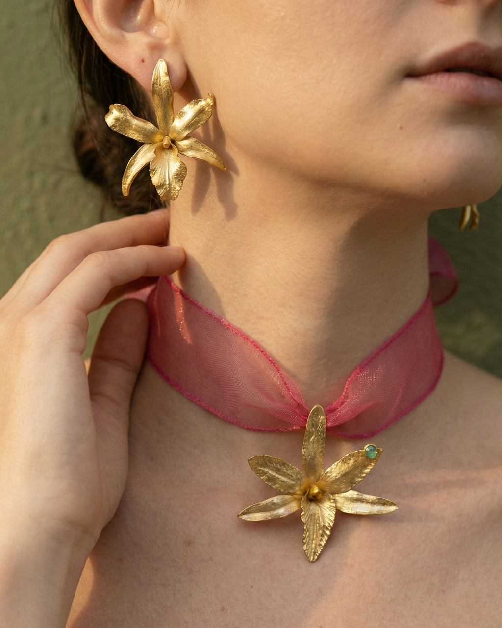 Joyería romántica estilo coquette, collar de lazo artesanal con flor natural metalizada en oro y piedra preciosa.