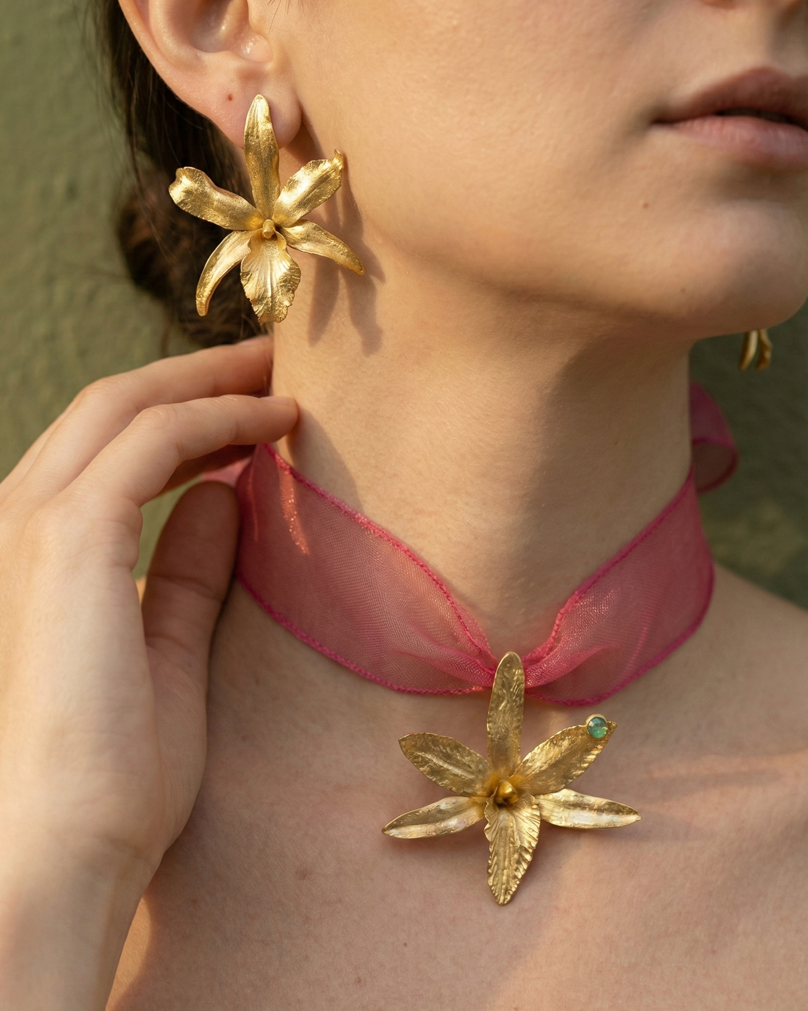 Joyería romántica estilo coquette, collar de lazo artesanal con flor natural metalizada en oro y piedra preciosa.