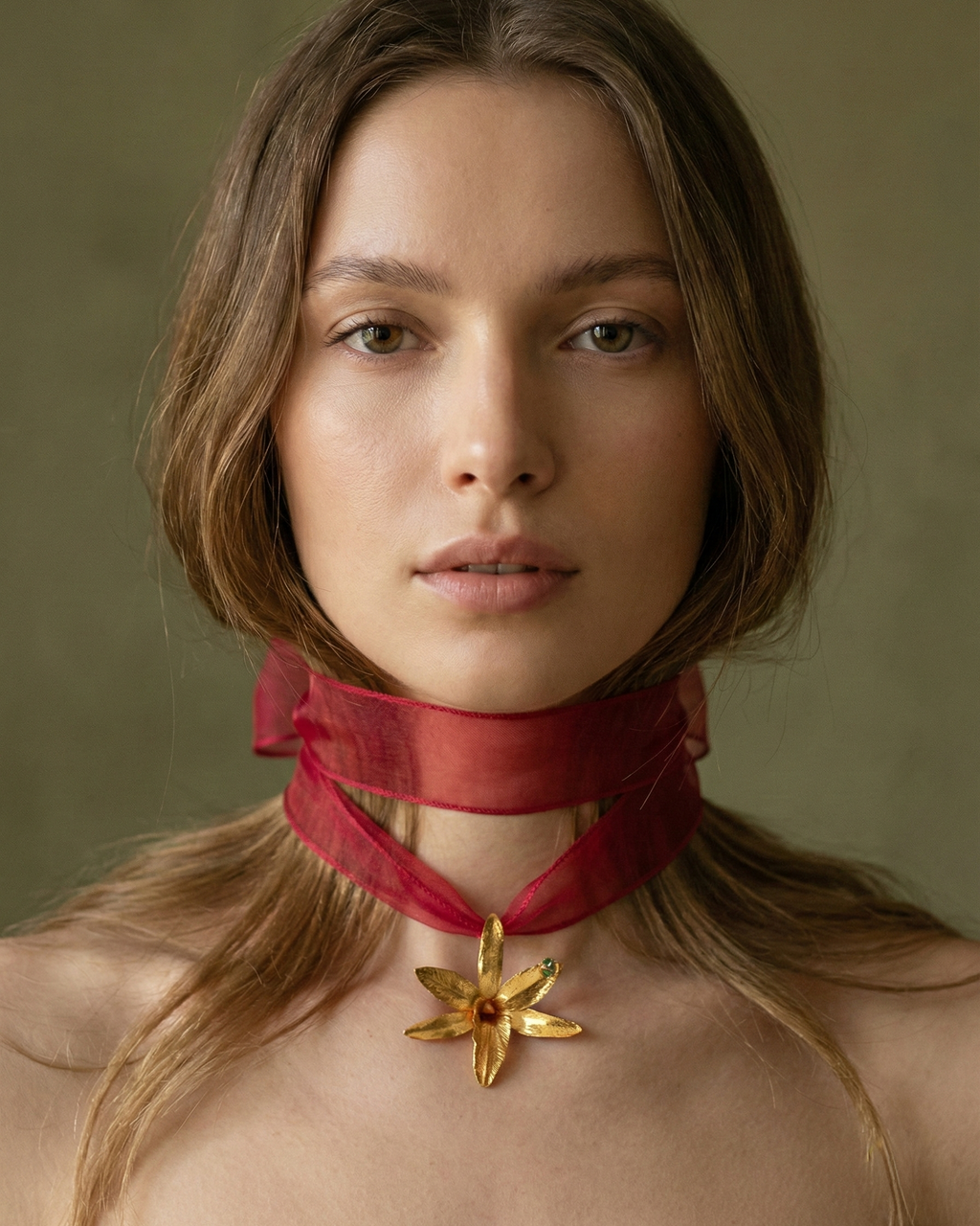 Collar estilo choker con lazo rosa y orquídea Lluvia de Cereza inmortalizada en bronce con baño de oro y esmeralda natural.