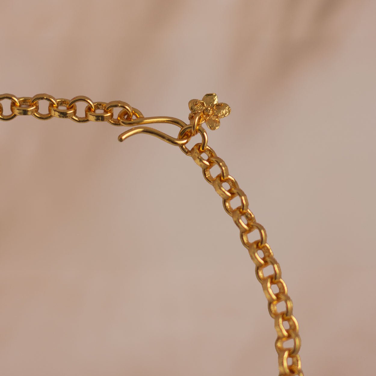Collar Choker Tres Orquideas Chocolate y Esmeralda - Joyería Botánica | Liz de la Cruz