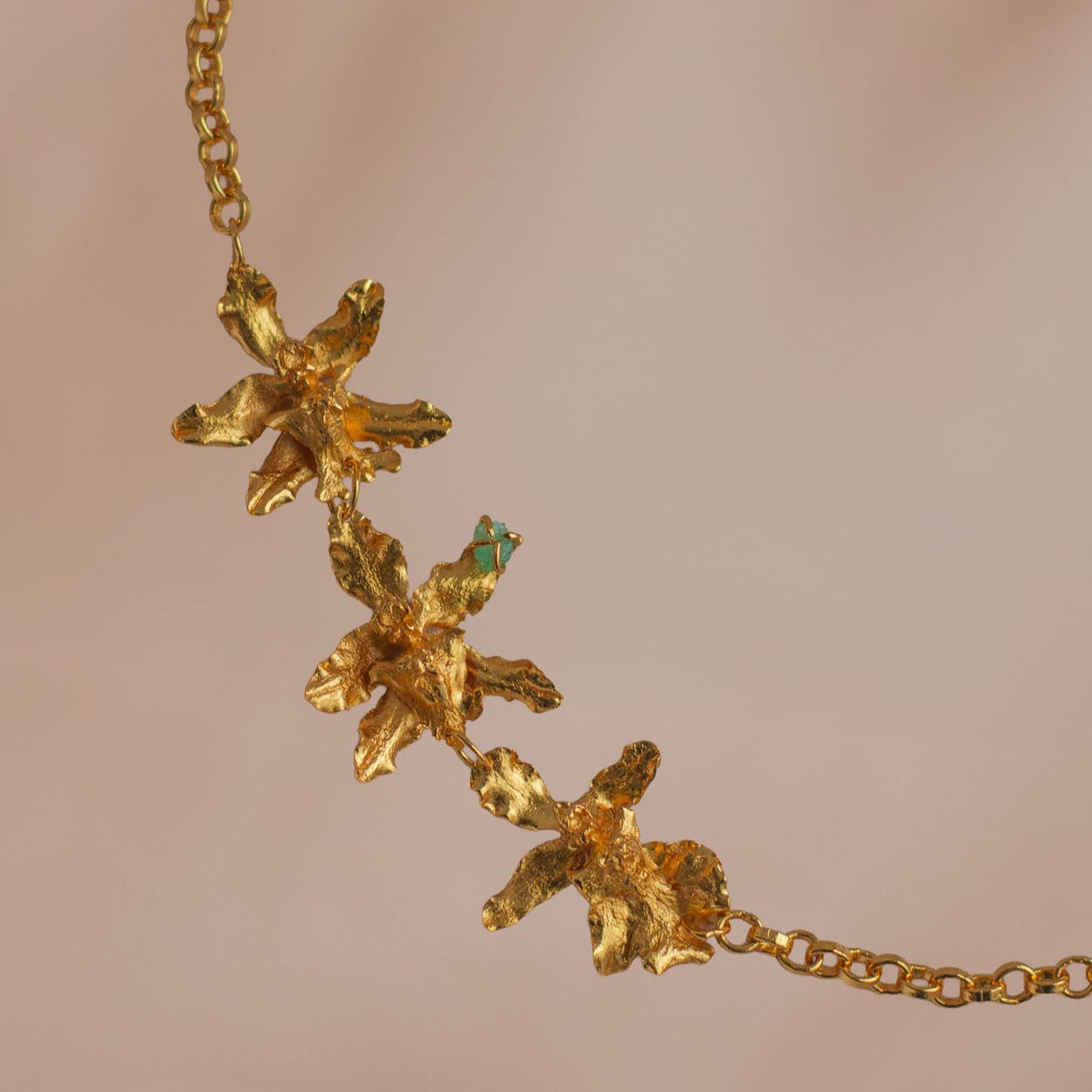 Collar Choker Tres Orquideas Chocolate y Esmeralda - Joyería Botánica | Liz de la Cruz