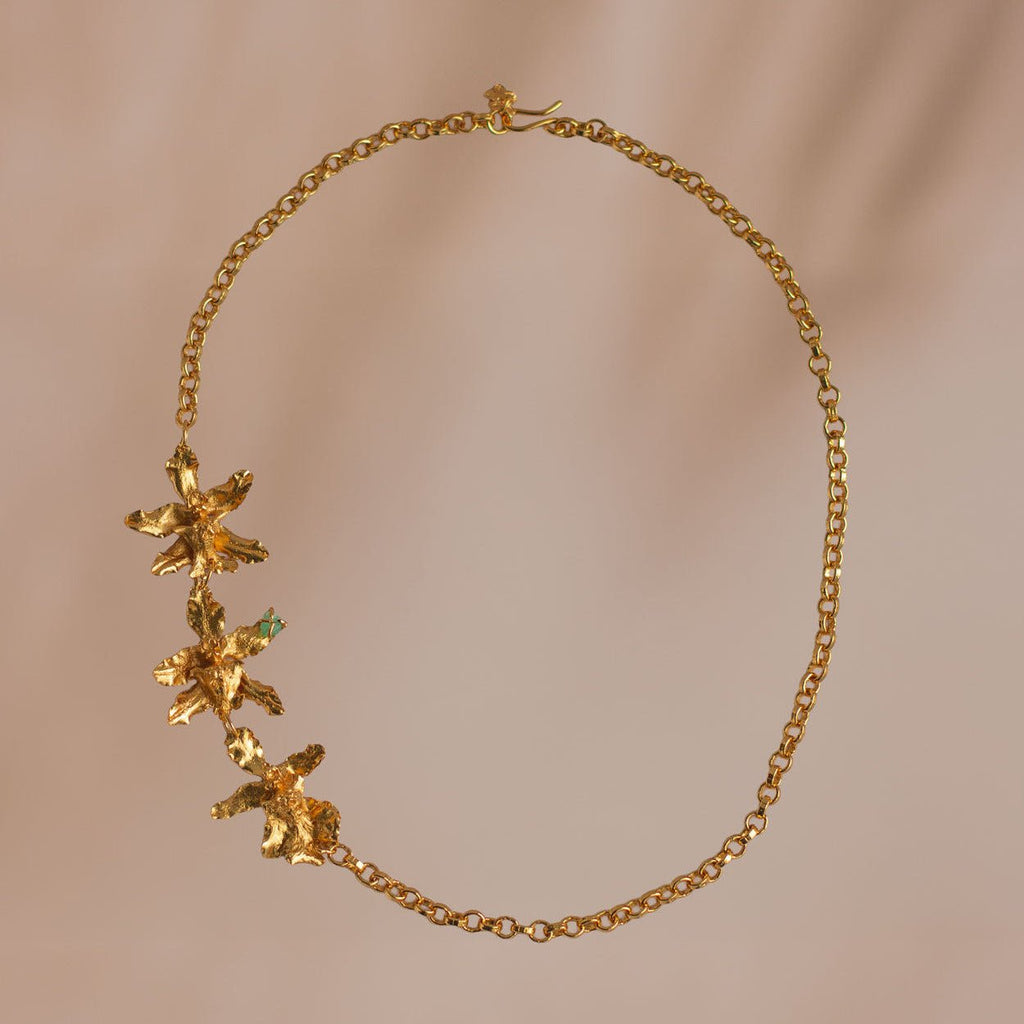 Collar Choker Tres Orquideas Chocolate y Esmeralda - Joyería Botánica | Liz de la Cruz