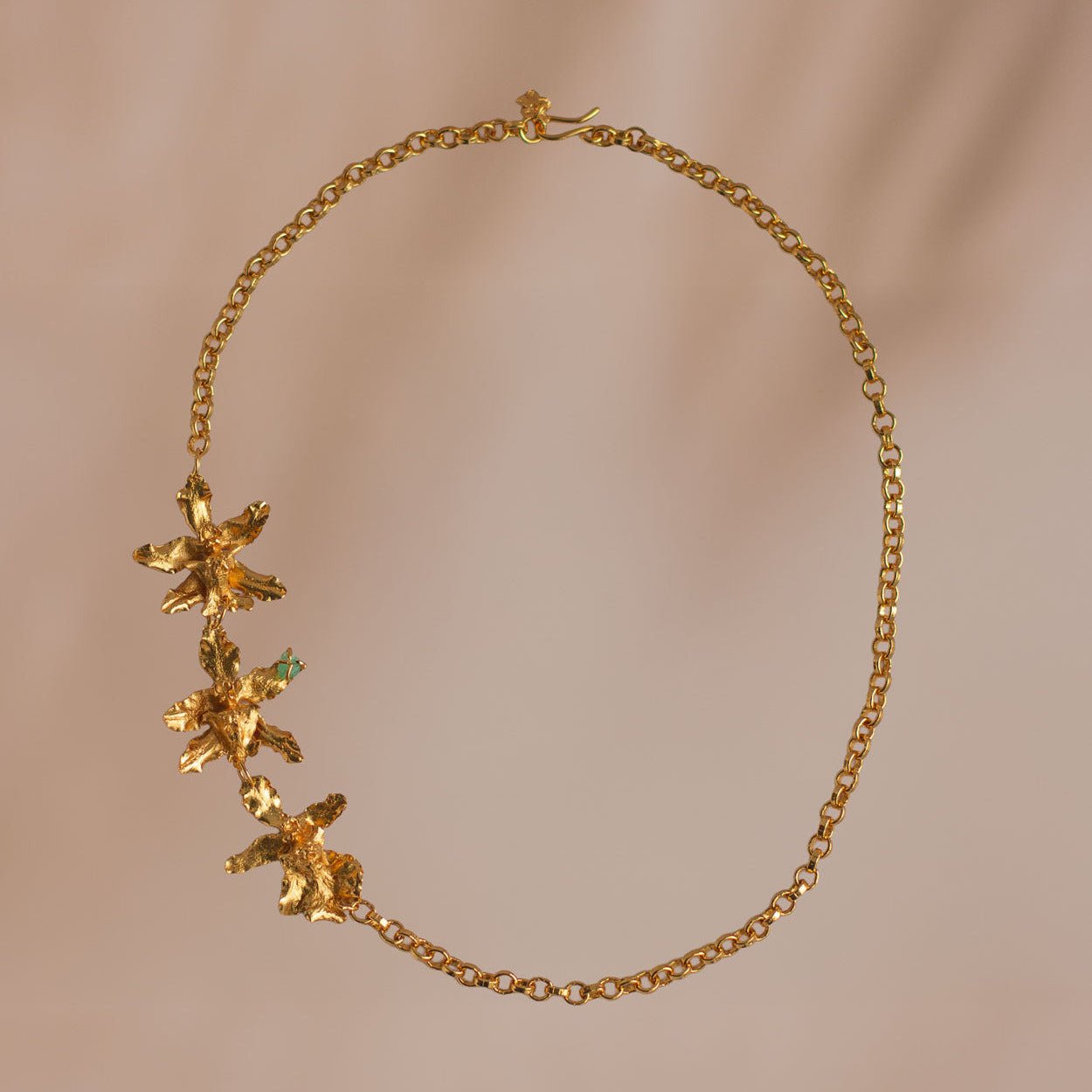 Collar Choker Tres Orquideas Chocolate y Esmeralda - Joyería Botánica | Liz de la Cruz