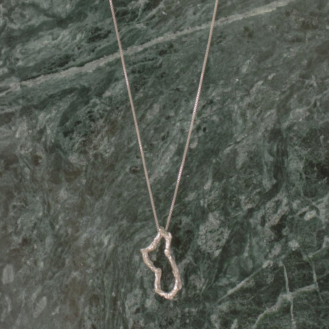 Collar Gargantilla Aro Mini Ramita Palma Plata - Joyería Botánica | Liz de la Cruz