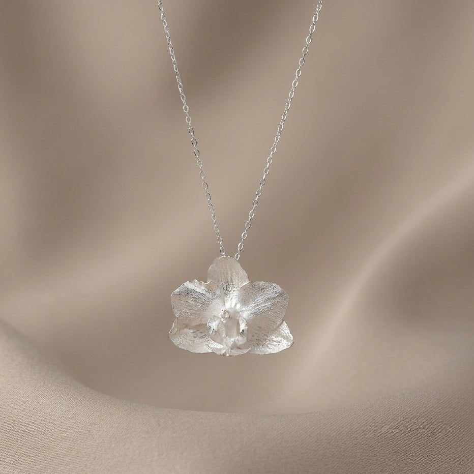 Collar Gargantilla Orquidea Phalaenopsis Baby Plata Ecologica - Joyería Botánica | Liz de la Cruz
