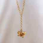 Collar Orquidea Dendrobium - Joyería Botánica | Liz de la Cruz