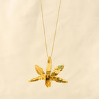 Collar Orquidea Lluvia de Cereza - Joyería Botánica | Liz de la Cruz