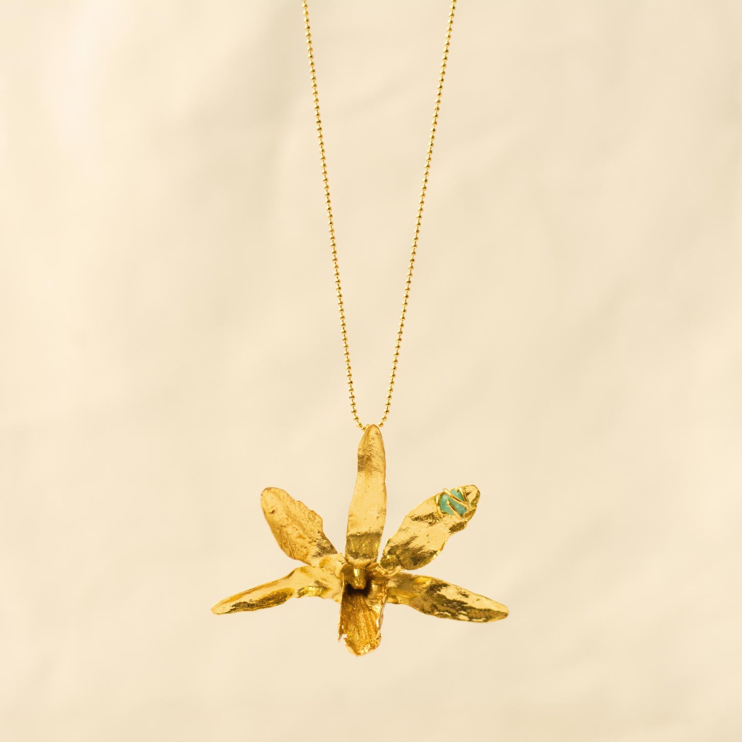 Collar Orquidea Lluvia de Cereza - Joyería Botánica | Liz de la Cruz
