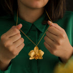 Collar Orquidea Phalaenopsis Sauco - Joyería Botánica | Liz de la Cruz