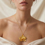 Collar Orquidea Phalaenopsis Sauco - Joyería Botánica | Liz de la Cruz