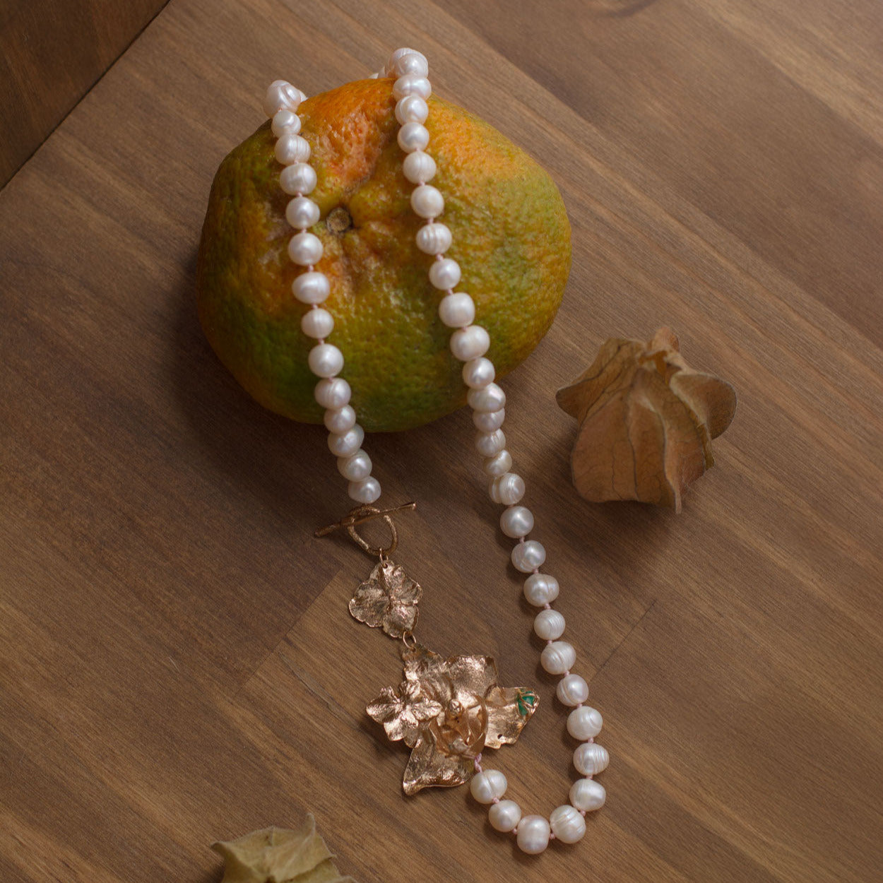 Collar botánico hecho a mano con flores reales y perlas

