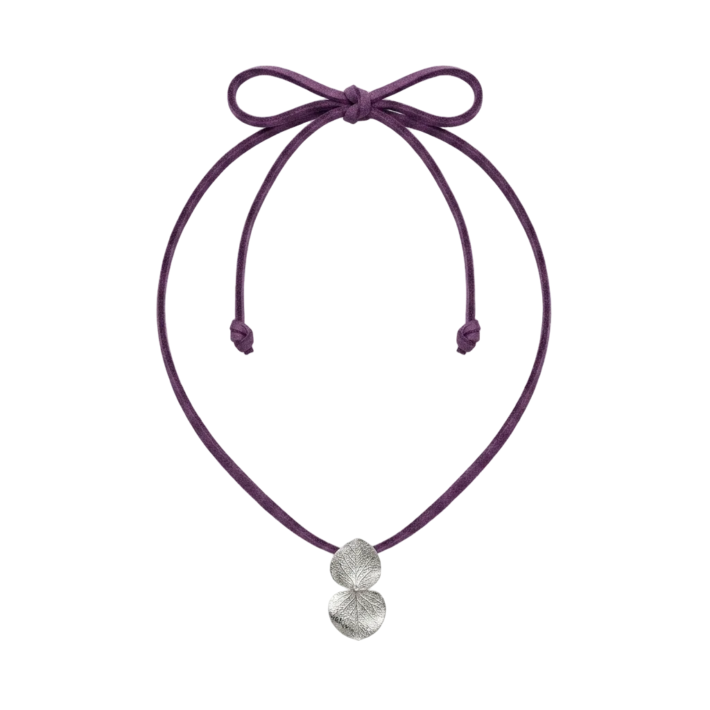 Collar hoja de eucalipto en plata ecológica con cordón de cuero lila ajustable — joyería botánica Colombia