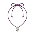 Collar hoja de eucalipto en plata ecológica con cordón de cuero lila ajustable — joyería botánica Colombia