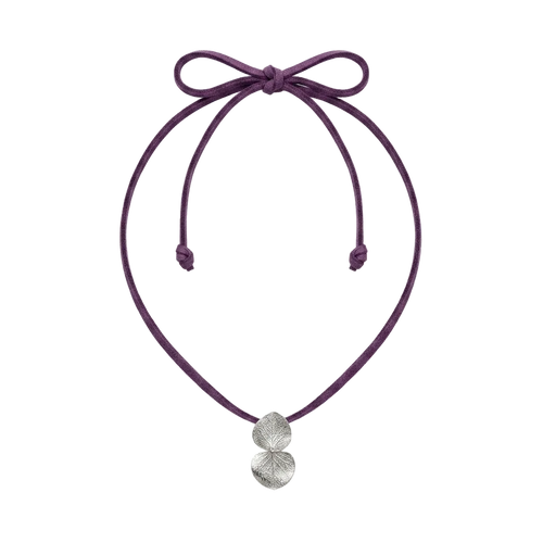 Collar hoja de eucalipto en plata ecológica con cordón de cuero lila ajustable — joyería botánica Colombia