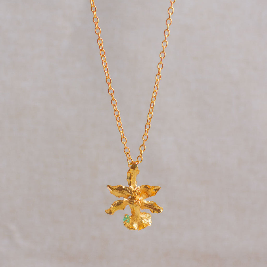 Collar hecho a mano con flor real de orquídea chocolate